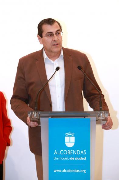 Inauguracion Exposición "La Idea de un Signo" - Colección Sánchez Ubiria - Imagen de persona dirigiéndose al público asistente.