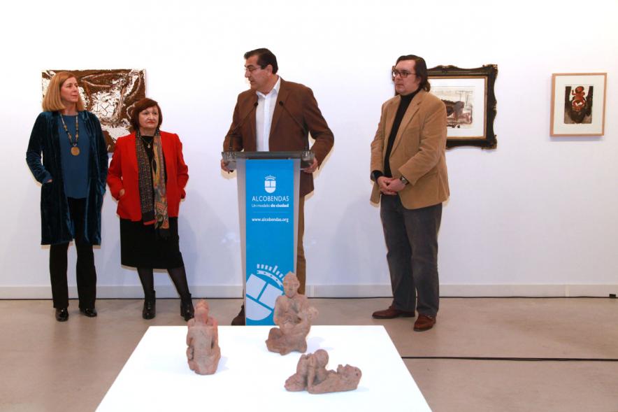 Inauguracion Exposición "La Idea de un Signo" - Colección Sánchez Ubiria - Imagen de persona dirigiéndose al público asistente.