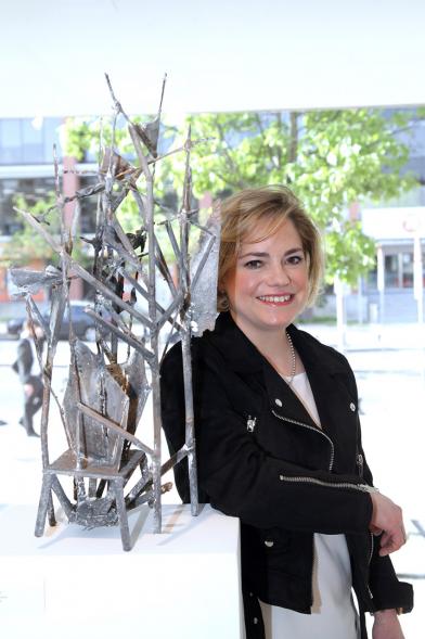 Diana García Roy, escultora. Posando con una de sus obras.
