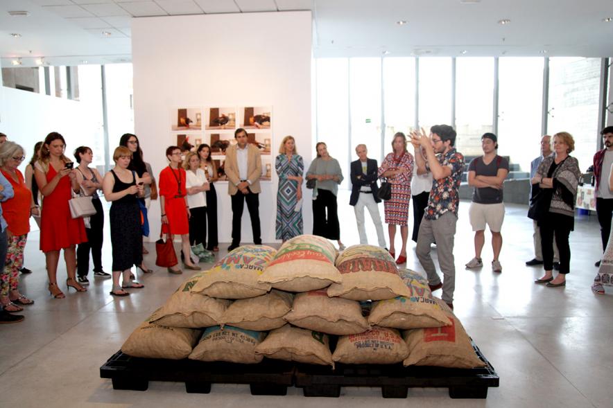  Manuel Franquelo-Giner, presentando una de sus obras. 