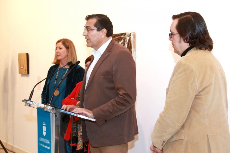 Inauguracion Exposición "La Idea de un Signo" - Colección Sánchez Ubiria - Imagen de persona dirigiéndose al público asistente.