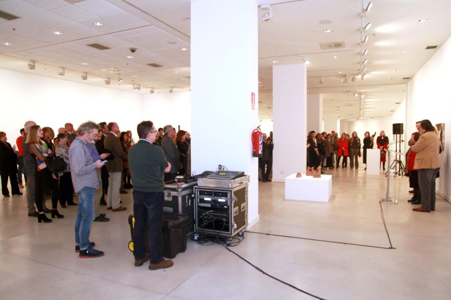 Inauguracion Exposición "La Idea de un Signo" - Colección Sánchez Ubiria - Imagen personas asistentes a la exposición.