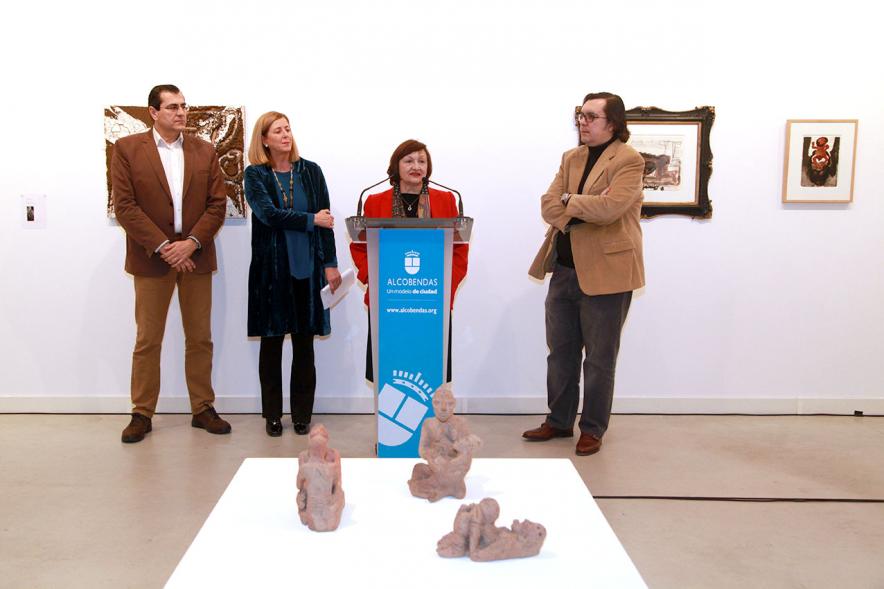 Inauguracion Exposición "La Idea de un Signo" - Colección Sánchez Ubiria - Imagen de persona dirigiéndose al público asistente.