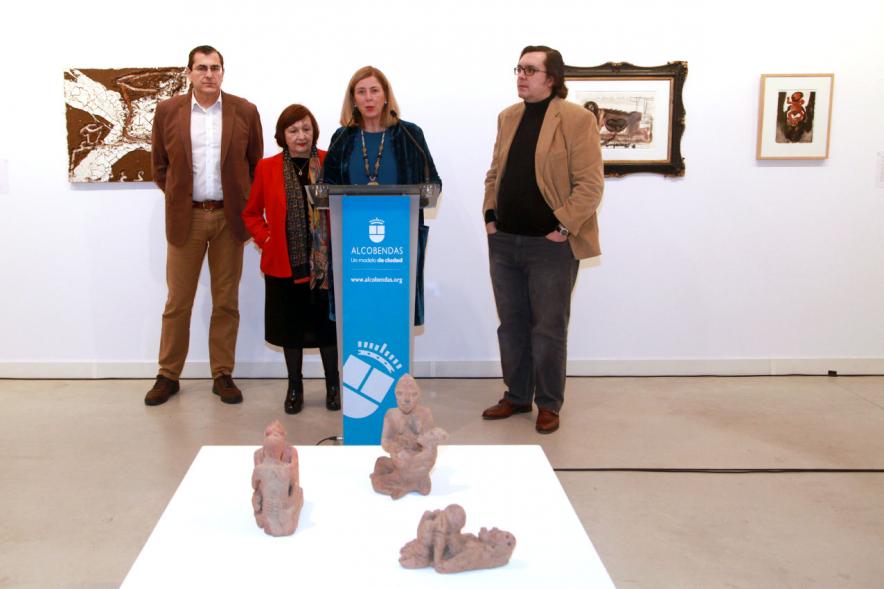 Inauguracion Exposición "La Idea de un Signo" - Colección Sánchez Ubiria - Imagen de persona dirigiéndose al público asistente.