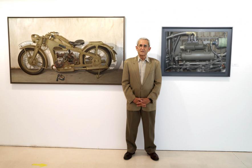 El artista con dos de sus cuadros - 2021