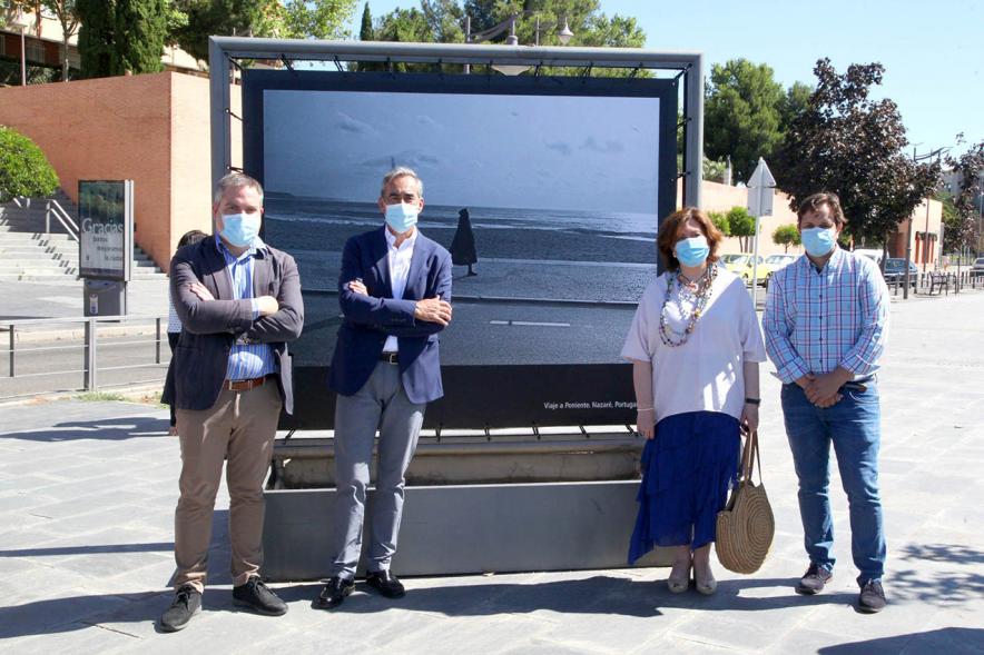 José María Díaz-Maroto (fotógrafo) y autoridades en la exposición - 2020