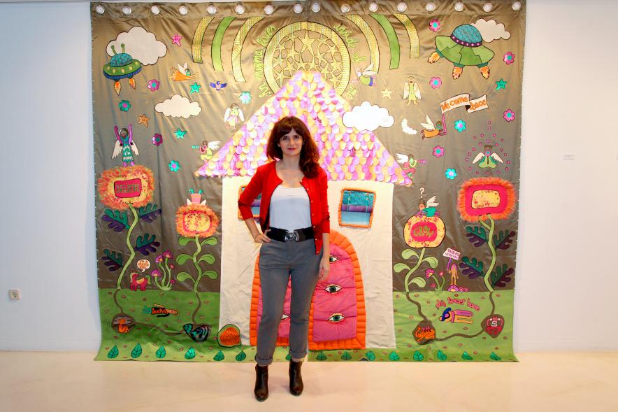 Artista presentando sus obras. Exposición "En Casa, En ningún Sitio"