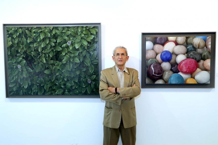 El artista con dos de sus cuadros - 2021
