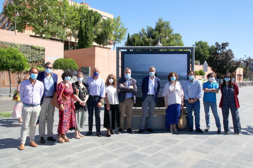 José María Díaz-Maroto (fotógrafo) y autoridades en la exposición – 2020