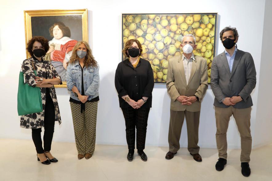 Alcalde Aitor Retolaza, concejales y artista frente a dos de sus obras - 2021