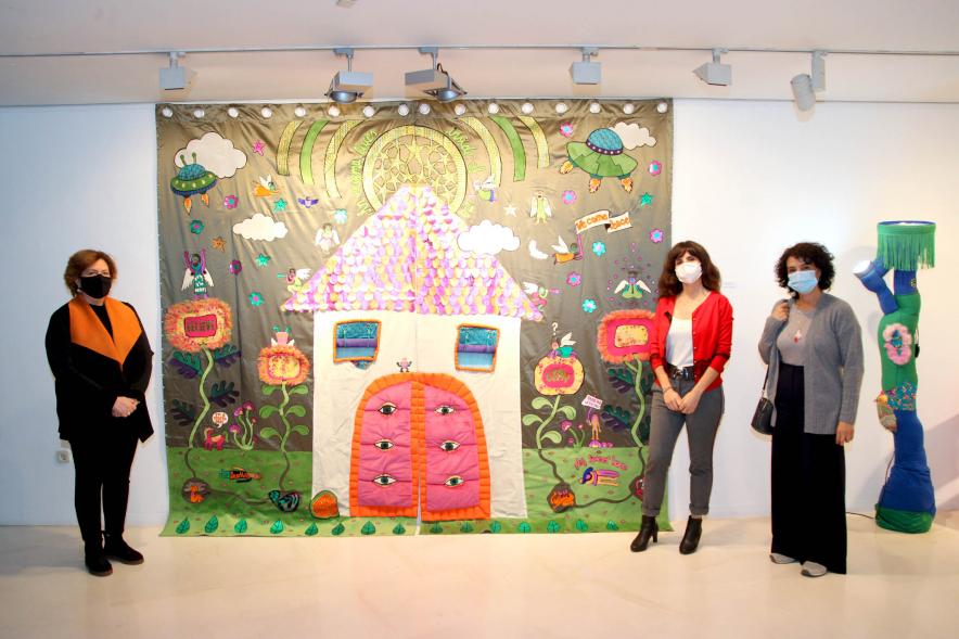 Artista y concejalas en la Exposición "En Casa, En ningún Sitio"