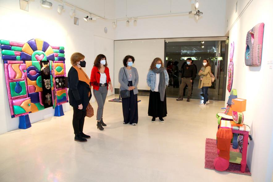 Artista y concejalas en la Exposición "En Casa, En ningún Sitio"