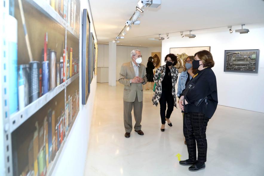 Concejales y artista mirando las obras - 2021
