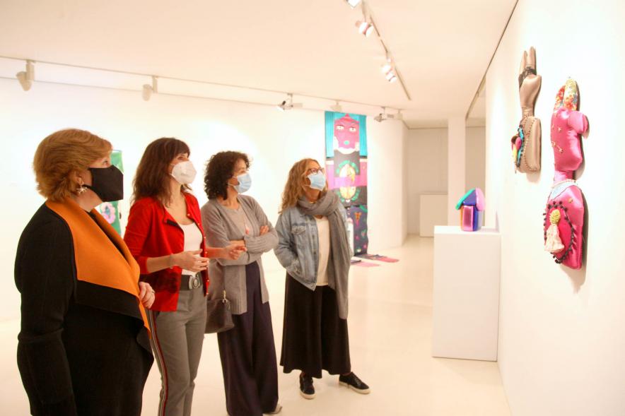 Artista y concejalas en la Exposición "En Casa, En ningún Sitio"