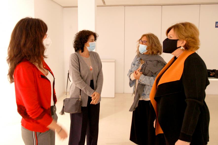 Artista y concejalas en la Exposición "En Casa, En ningún Sitio"