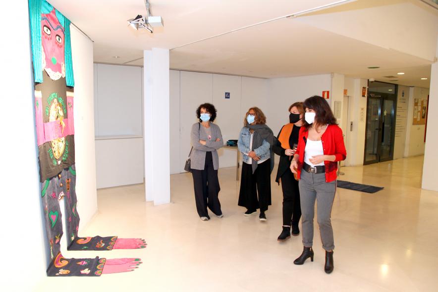 Artista y concejalas en la Exposición "En Casa, En ningún Sitio"