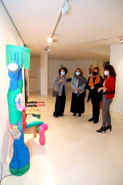 Artista y concejalas en la Exposición "En Casa, En ningún Sitio"