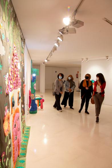 Artista y concejalas en la Exposición "En Casa, En ningún Sitio"