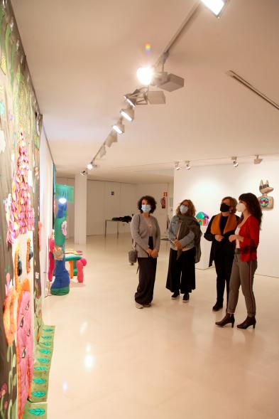 Artista y concejalas en la Exposición "En Casa, En ningún Sitio"