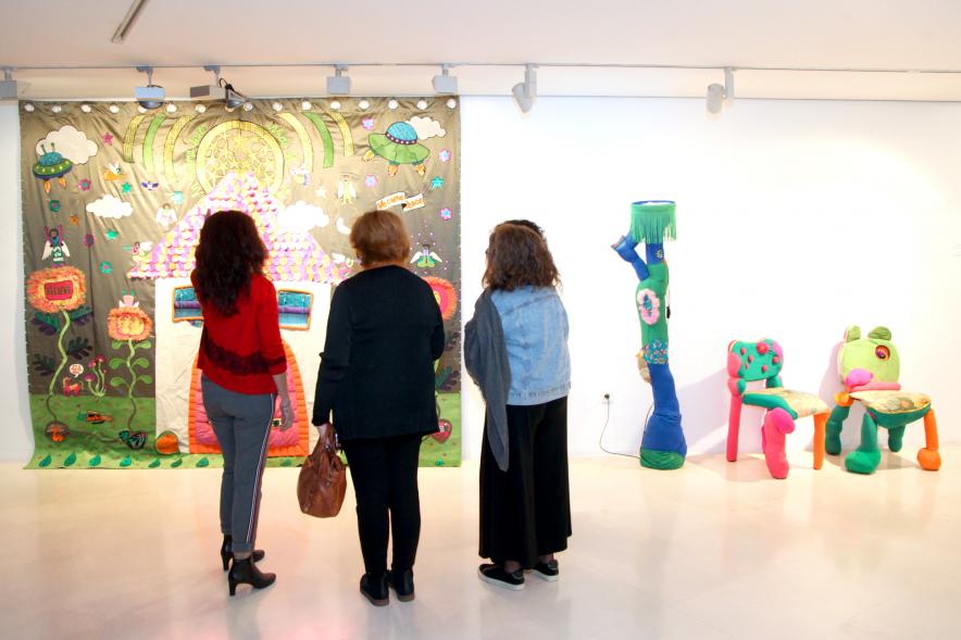 Artista y concejalas en la Exposición "En Casa, En ningún Sitio"