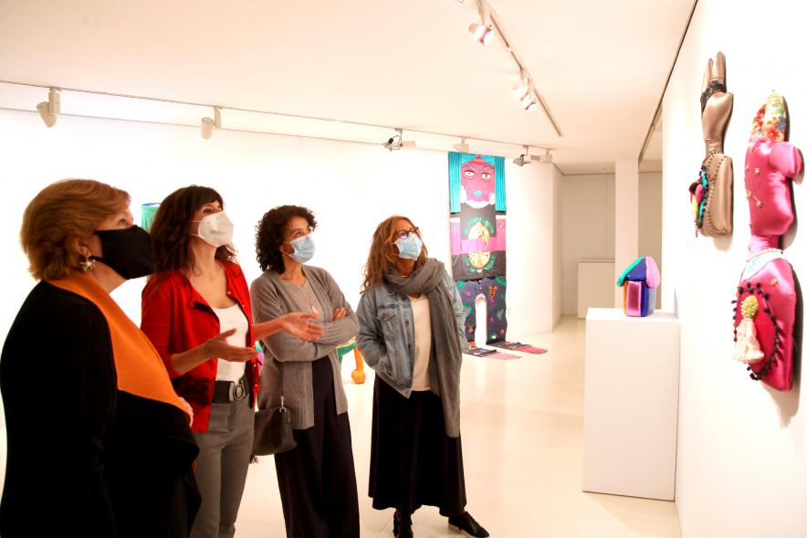 Artista y concejalas en la Exposición "En Casa, En ningún Sitio"