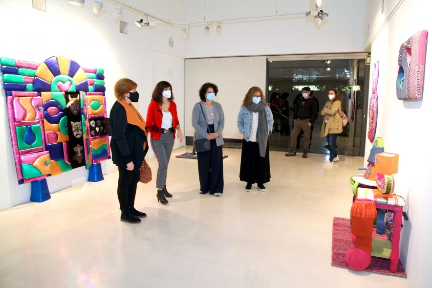 Artista y concejalas en la Exposición "En Casa, En ningún Sitio"