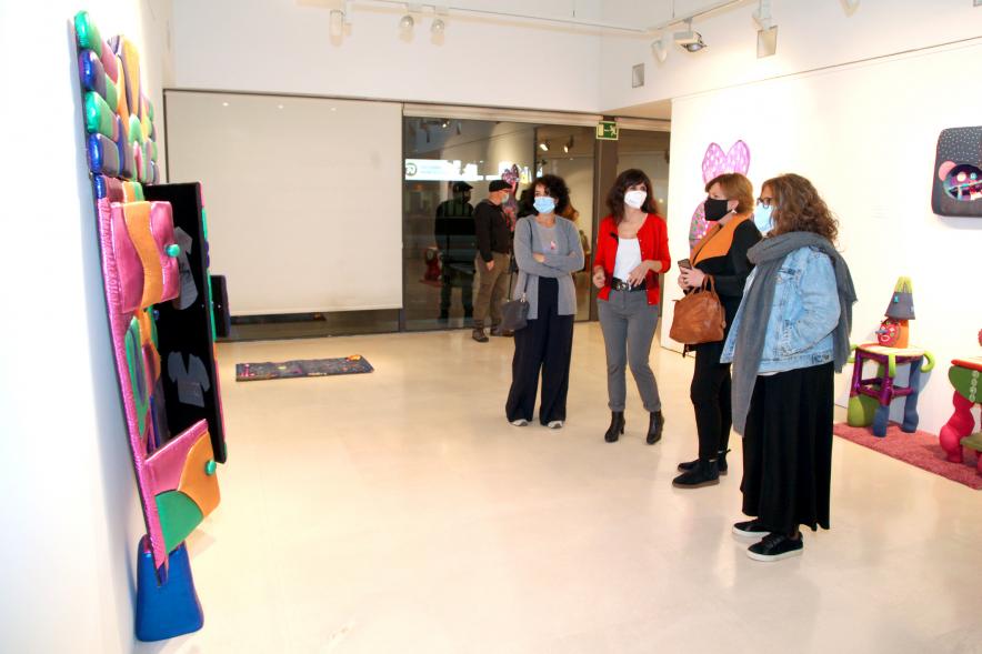 Artista y concejalas en la Exposición "En Casa, En ningún Sitio"