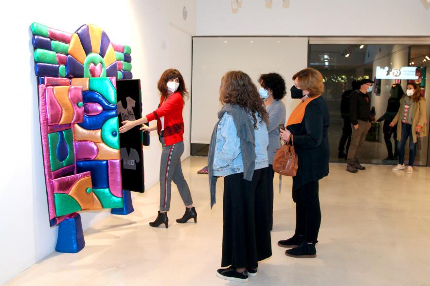 Artista y concejalas en la Exposición "En Casa, En ningún Sitio"