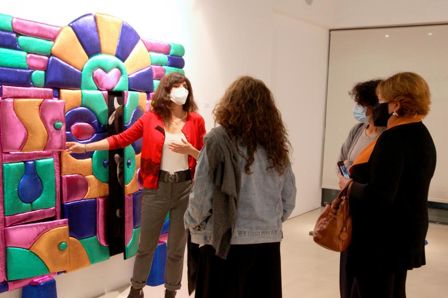 Artista y concejalas en la Exposición "En Casa, En ningún Sitio"