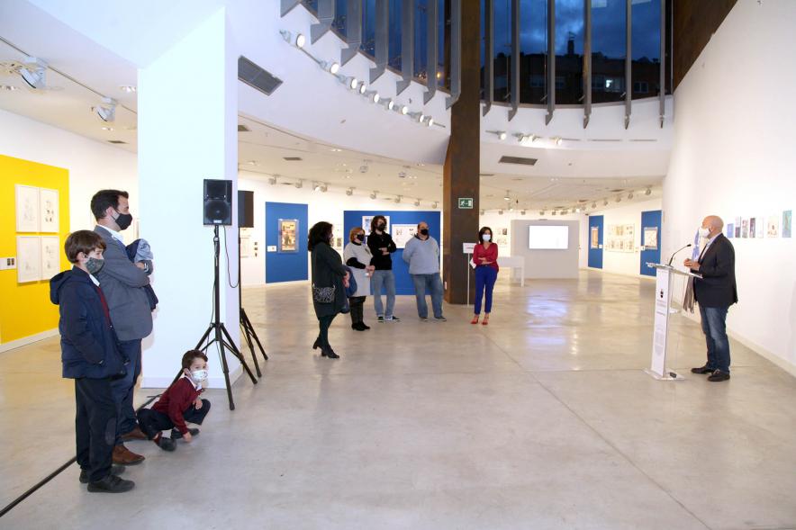 Vista general de los asistentes a la exposición . 2020