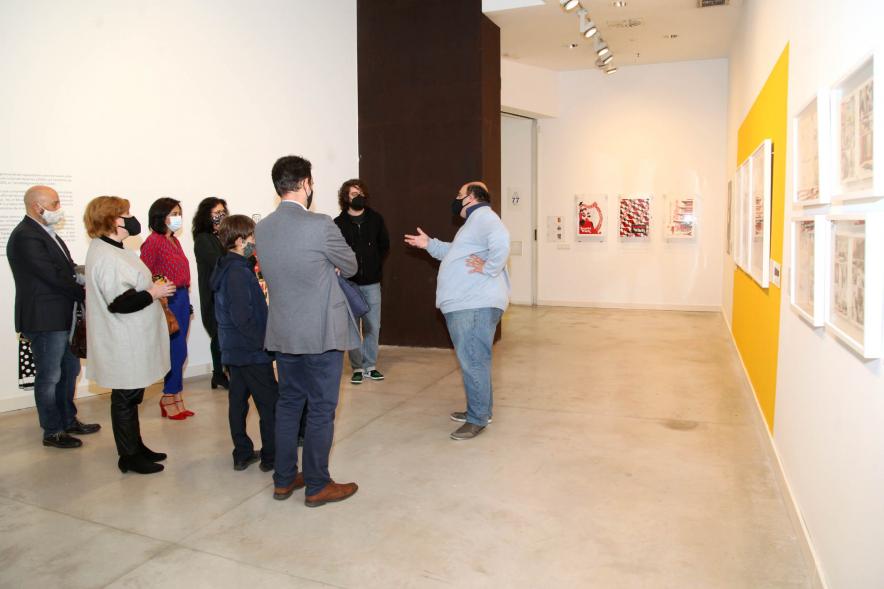 Asier Mensuro (escritor) y asistentes a la exposición - 2020