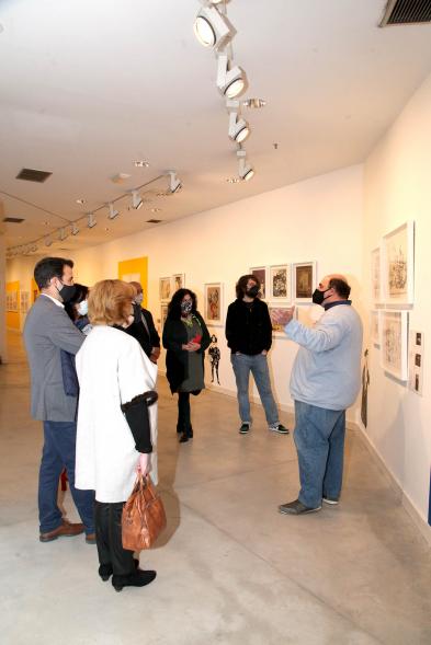 Asier Mensuro (escritor) y asistentes a la exposición - 2020