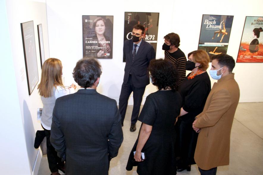 Representantes del consistorio durante la exposición.