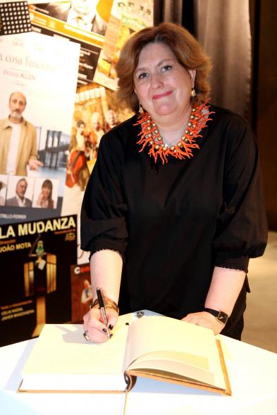 Momento de la firma. Concejala Rosario Tamayo Lorenzo. 