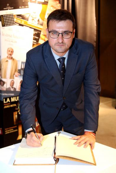 Momento de la firma. Concejal Miguel Ángel Arranz. 
