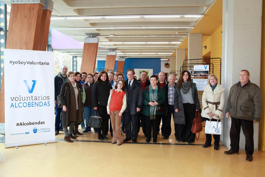 Inauguración Exposición Voluntariado en C.C. Pablo Iglesias - Imagen de un posado de todos asistentes a la exposición, entre ellos el alcalde García de Vinuesa y los organizadores.