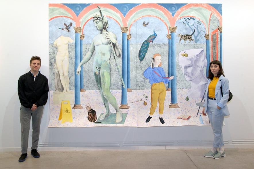 Inauguración Exposición "Se non è Vero, è Ben Trovato" de Los Bravú - Posado de Los Bravú junto a una de sus obras grandes.