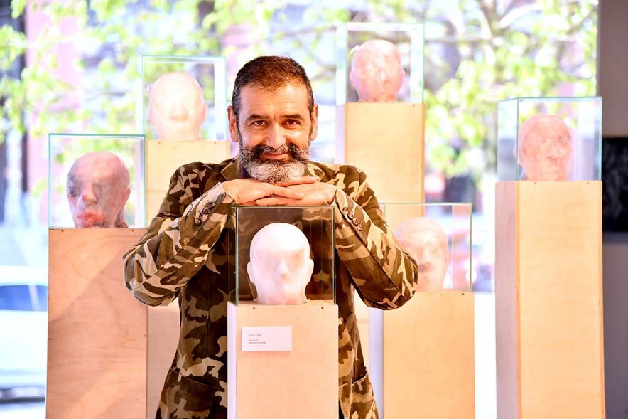 Artista con su obra