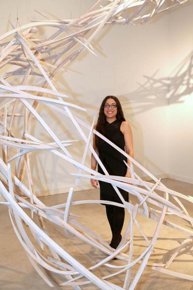 Mar Solís posando con una de sus obras – 2020