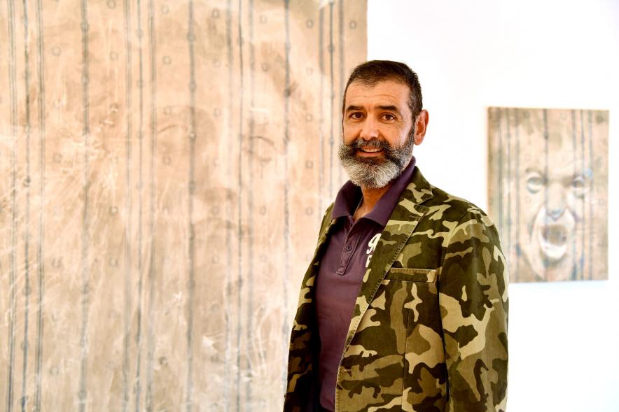 Pablo Burgos posando delante de una de sus obras