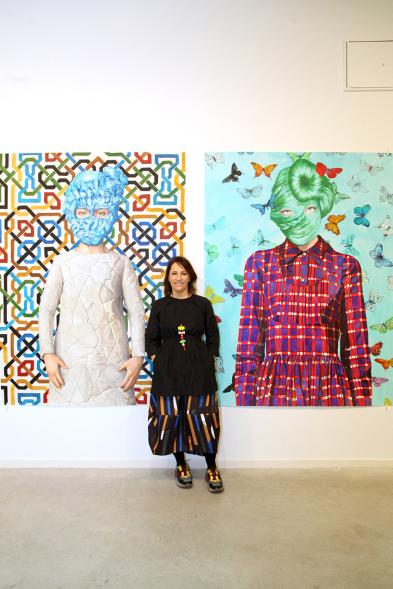 Ángeles Agrela (artista) con dos de sus obras – 2019