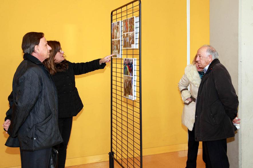 Inauguración Exposición Voluntariado en C.C. Pablo Iglesias - Imagen de personas mirando la fotografías expuestas en la Exposición Voluntariado, una de ellas es el alcalde García de Vinuesa.