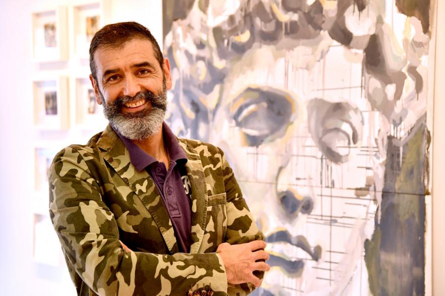 Pablo Burgos posando con su obra