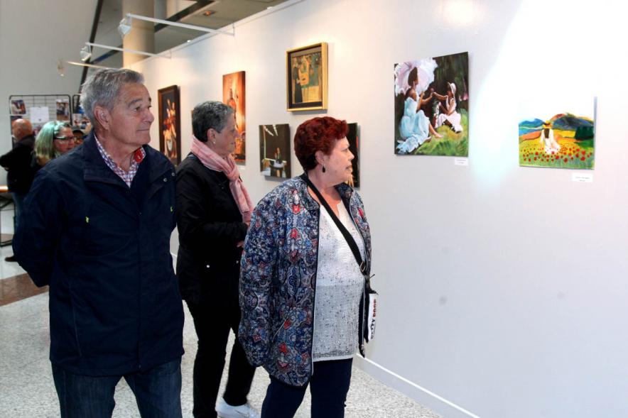 Visitantes en la  Exposición Pintura y Dibujo .