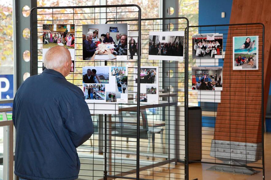 Inauguración Exposición Voluntariado en C.C. Pablo Iglesias - Imagen de una persona mirando la fotografías expuestas en la Exposición Voluntariado.