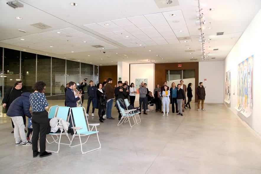 Inauguración Exposición "Se non è Vero, è Ben Trovato" de Los Bravú - Imagen de los artistas junto a las autoridades municipales y los invitados a la exposición.