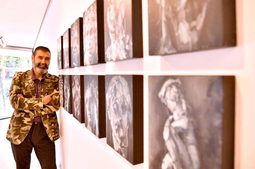 El artista Pablo Burgos Posa con parte de su obra