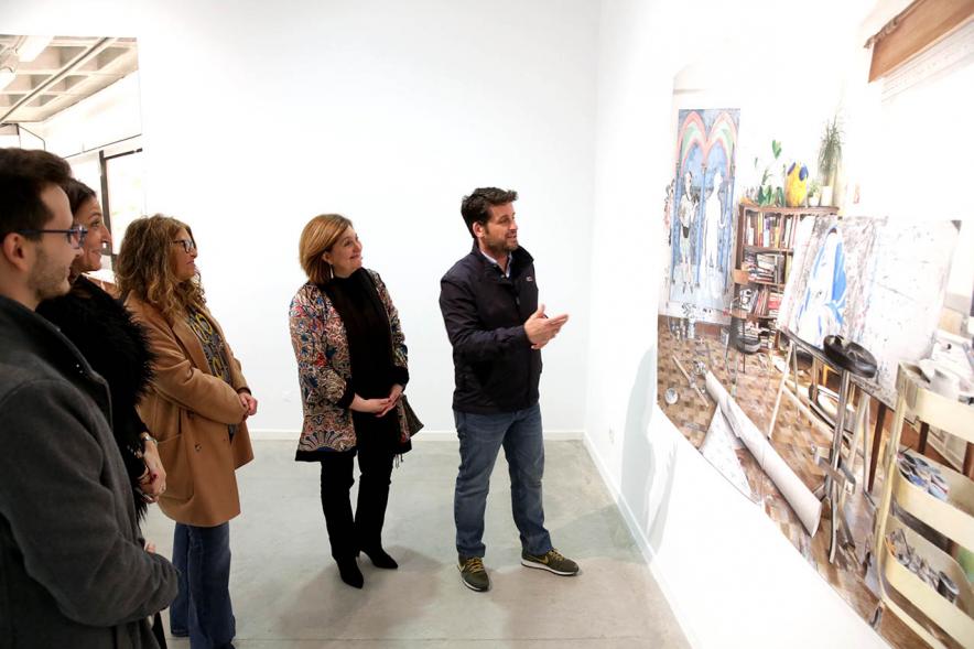 Ángel Alen, mostrando una de sus obras a los asistentes. 2019