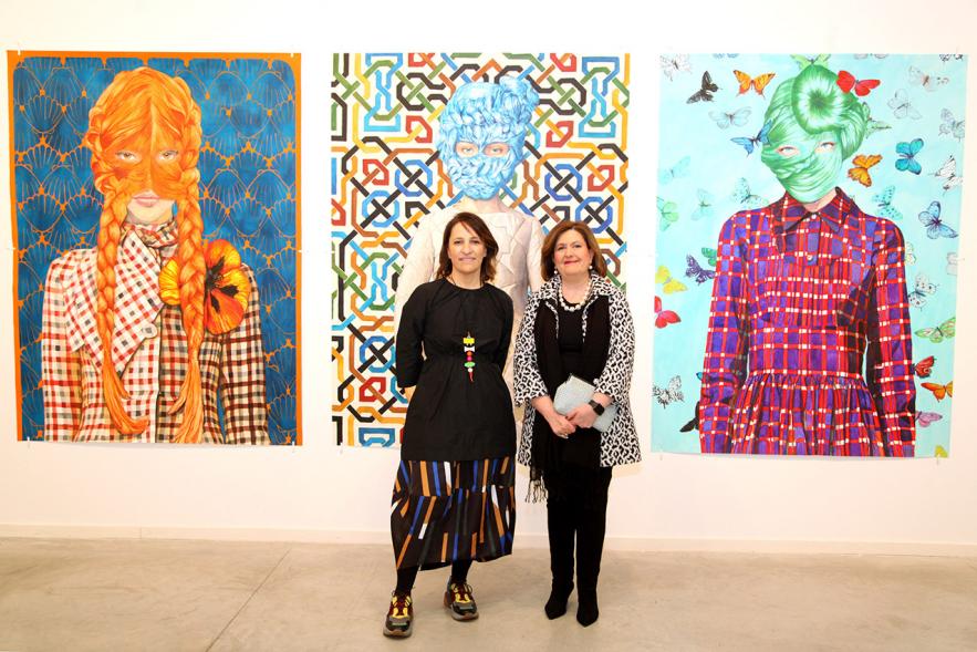Ángeles Agrela y concejala Rosario Tamayo, posando con una de las obras - 2019