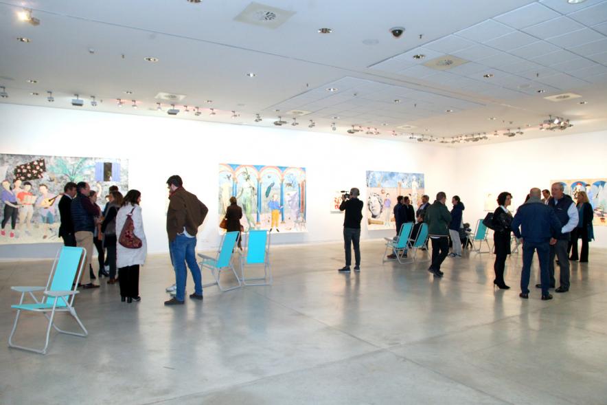 Inauguración Exposición "Se non è Vero, è Ben Trovato" de Los Bravú - Panorámica de la exposición, los autores, las autoridades municipales y grupos de invitados frente a las obras.